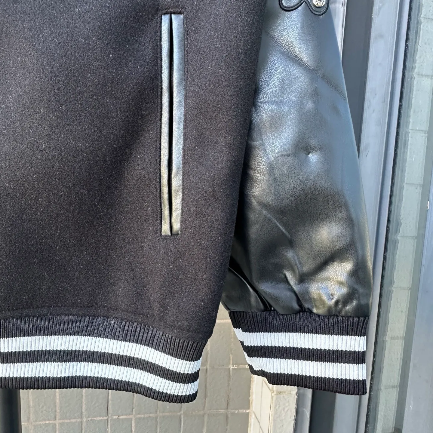 P370 Model No.: TT110 Chromehearts/Cro Heart Cross Embroidered Letters Leather Sleeves Spliced ​​Baseball Jacket Channel Boutique The most popular baseball jacket among fashionable men and fashionable women. There are versions at all levels in the market (you must compare the details). The most powerful quality control has been producing and researching baseball uniforms for 7 years. The details are exquisite. With it, you are the most beautiful boy in the world. The paint-coated full-face four-button buckle (button with LOGO), the average weight of the fabric is nearly 900 grams, and it is made of wool + eyeliner blended, custom-woven and dyed wool with high color fastness. The lining is made of silky and delicate cupro fiber! The texture is thick, the color is more uniform and beautiful, and the sharp edges and corners are full of three-dimensionality, showing laziness, casualness, and youthful vitality! Color: Black Navy Size: S-XL
